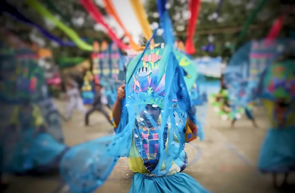 Street dancer in a blue costume at the Manggahan Festival